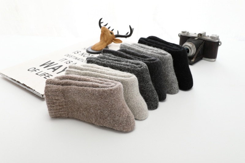 1 Pair of Wool Men's Slipper Socks in Different Colors