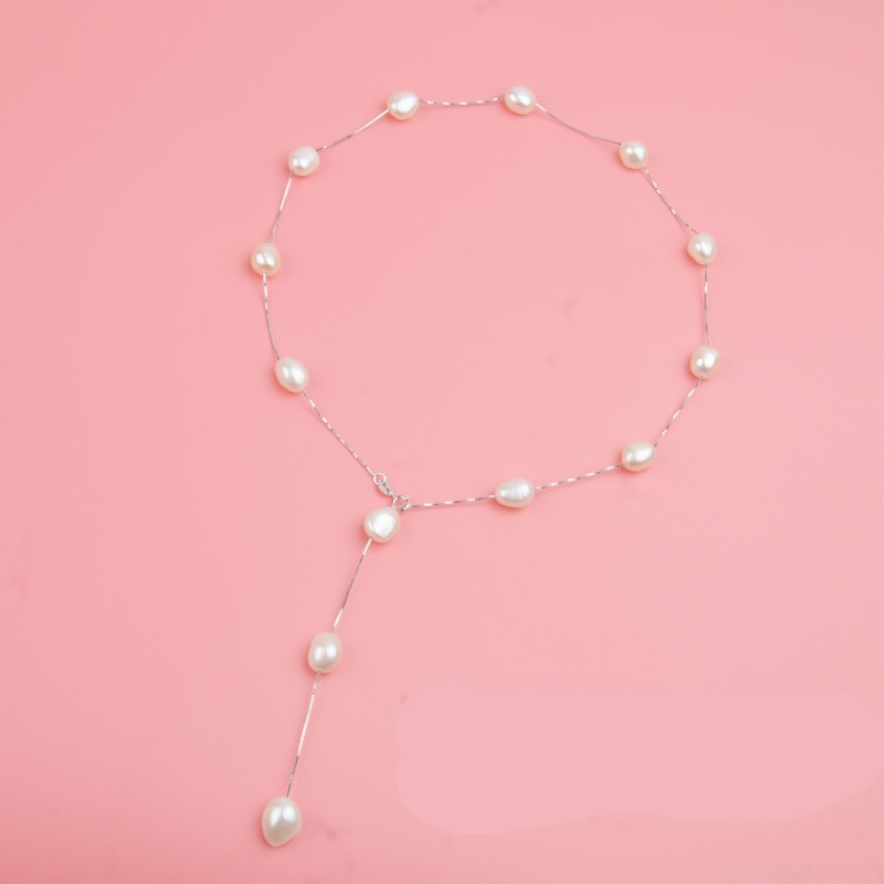 Women's Minimalistic Elegant Gold Necklace Decorated with Pearls